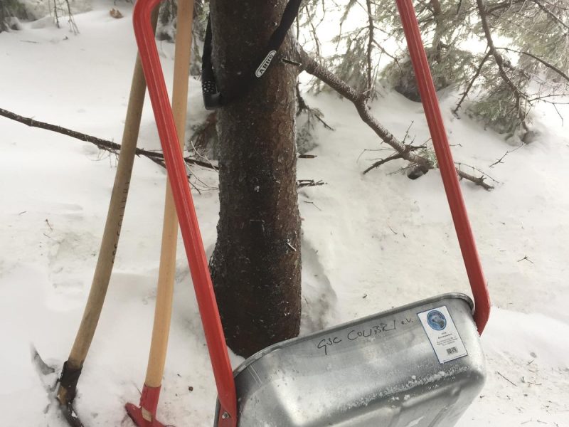 Schneeschaufeln sind platziert Schneeschaufeln sind platziert